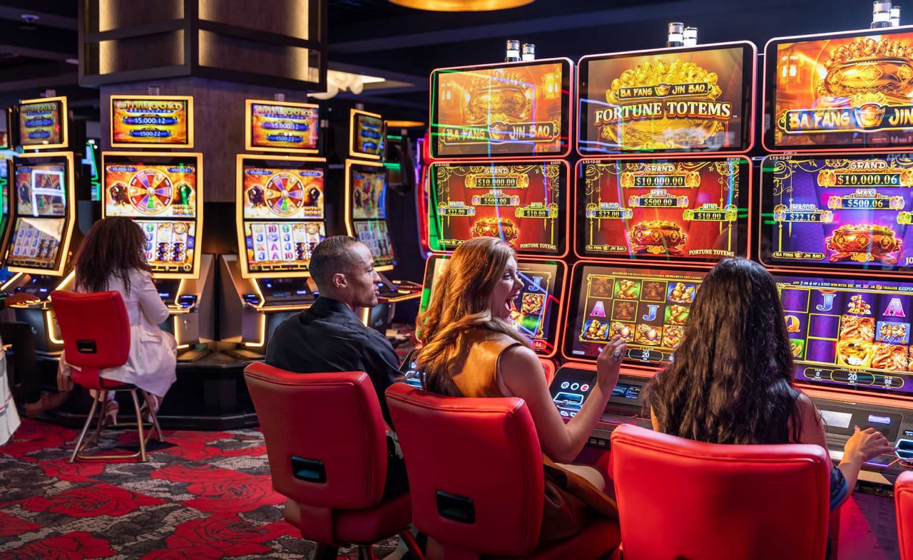 Layar permainan Texas Hold'em Bonus dengan kartu dealer dan opsi pemain
